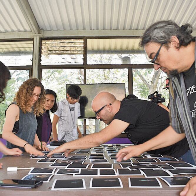 Jóvenes Creadores durante una sesión de tutoría para analizar los informes de proyectos entregados desde enero. FOTO: CORTESÍA FONCA