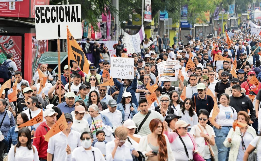 De acuerdo con el SNTSTC, fueron 12 mil de sus miembros los que marcharon, con banderas del sindicato, de Balderas al Zócalo. Foto: Carlos Mejía / EL UNIVERSAL