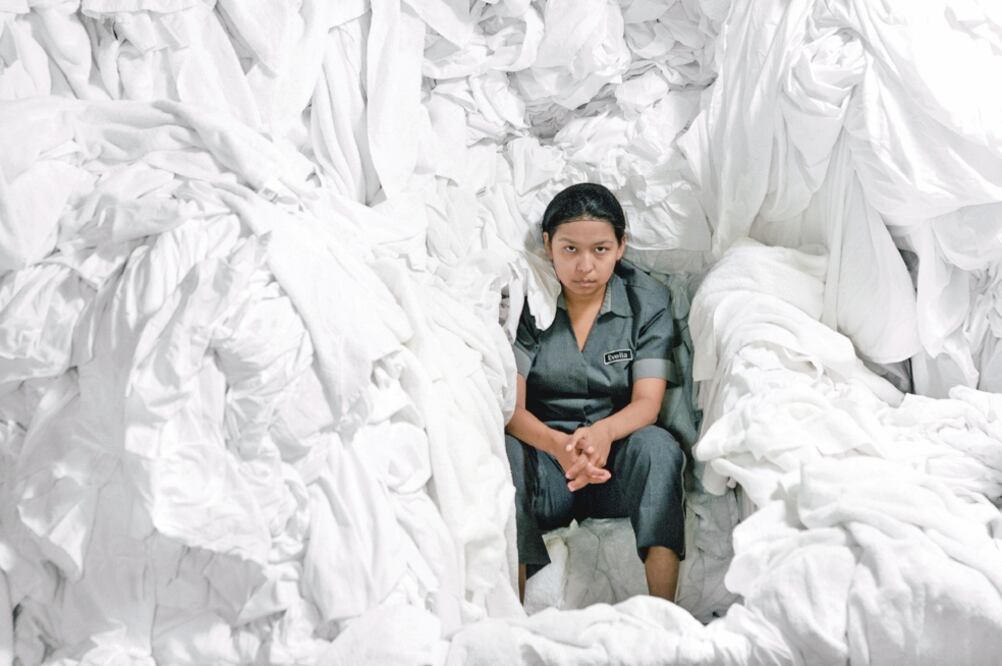 Gabriela Cartol tuvo el reto de aprender en dos días a acomodar la habitación para interpretar al personaje de Eve. (CORTESÍA CARLOS F. ROSSINI)