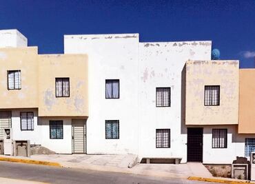 Constructora olvidó instalar luz y drenaje, denuncian