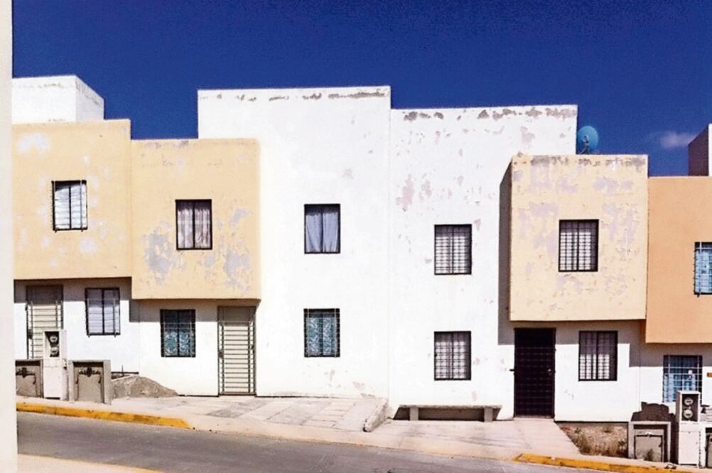 Habitantes aseguran que incluso algunas casas del fraccionamiento La Loma ya perdieron pedazos de pintura (CORTESÍA)