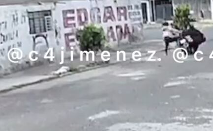 Captan en video violento robo de una motoneta en Ecatepec