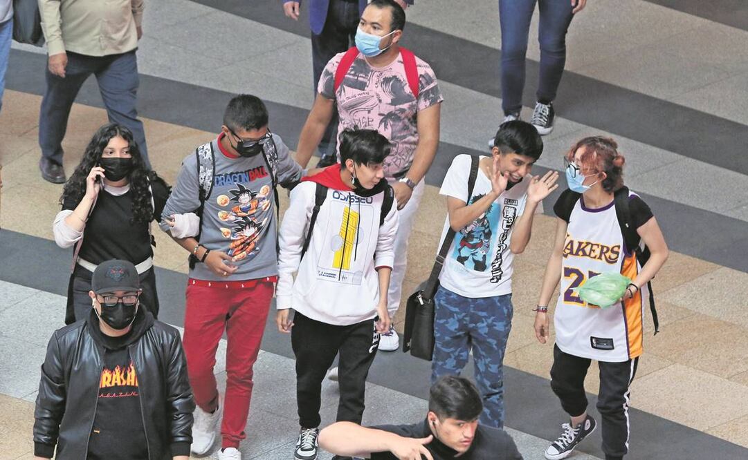 Por las plazas comerciales se aprecia a la gente caminar sin cubrebocas o mal colocado. Foto: Carlos Mejía/EL UNIVERSAL