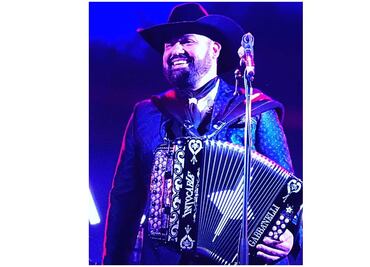 Vocalista de Intocable se aplica la segunda dosis de vacuna contra el Covid-19