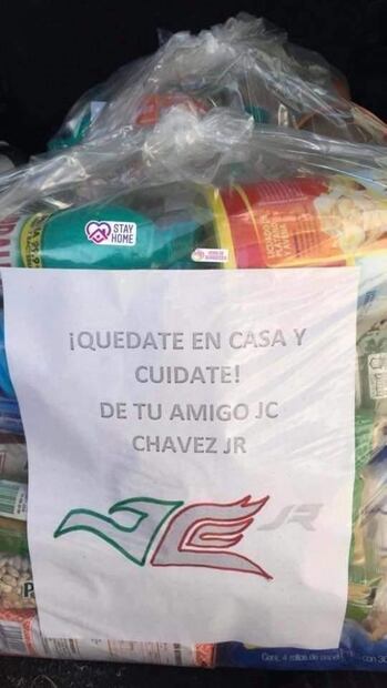 Julio César Chávez Jr dona despensas a personas afectadas por el coronavirus