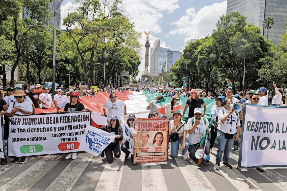Con el despliegue de la Bandera Nacional, opositores a la reforma judicial marcharon hacia el Senado. Foto: de Yaretzy M. Osnaya. EL UNIVERSAL