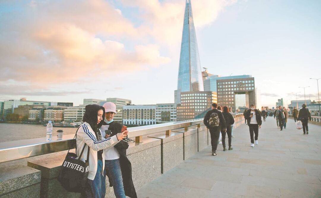 Jóvenes en Londres. Según el estudio del OEDT, 94% de este sector ha usado las redes en la última semana. Foto: Hollie Adams. AFP