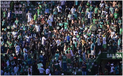 Jugadores de Querétaro reciben agresiones por parte de la afición de León