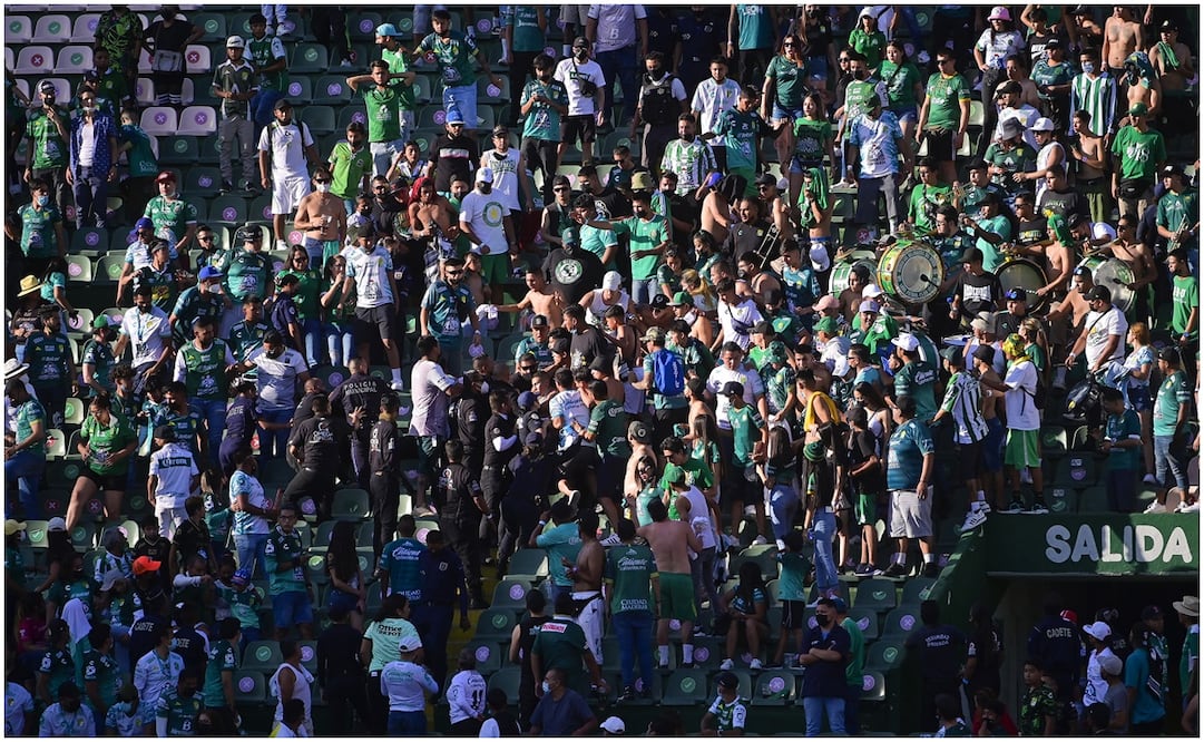 Jugadores de Querétaro reciben agresiones por parte de la afición de León / FOTO: IMAGO7