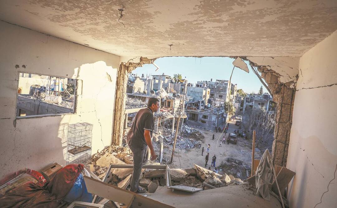 Un palestino revisa lo que quedó de su casa destruida en Beit Hanoun, el 24 de mayo pasado. Las familias regresaron a sus hogares tras 11 días de ataques entre Israel y Hamas. Foto: Mohammed Saber/ EFE.  