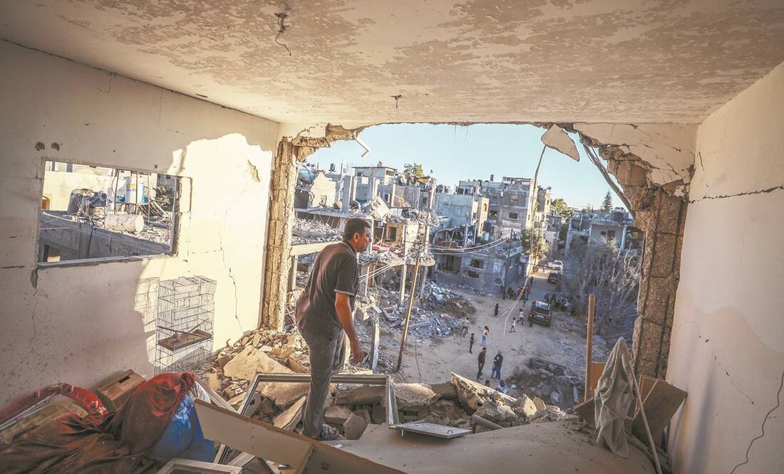 Un palestino revisa lo que quedó de su casa destruida en Beit Hanoun, el 24 de mayo pasado. Las familias regresaron a sus hogares tras 11 días de ataques entre Israel y Hamas. Foto: Mohammed Saber/ EFE.