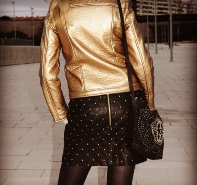 Guía para combinar prendas y accesorios dorados