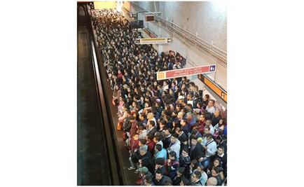 Fallas en la línea 7 del Metro provocan colapso en estaciones y enojo 