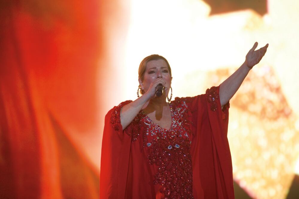 La cantante habló en varias ocasiones: agradeció el ser mexicana por convicción, cantó con Mafer Vargas y presentó a su hijo Jonathan, por quien le gritaron “suegra”. Foto: Germán Espinosa