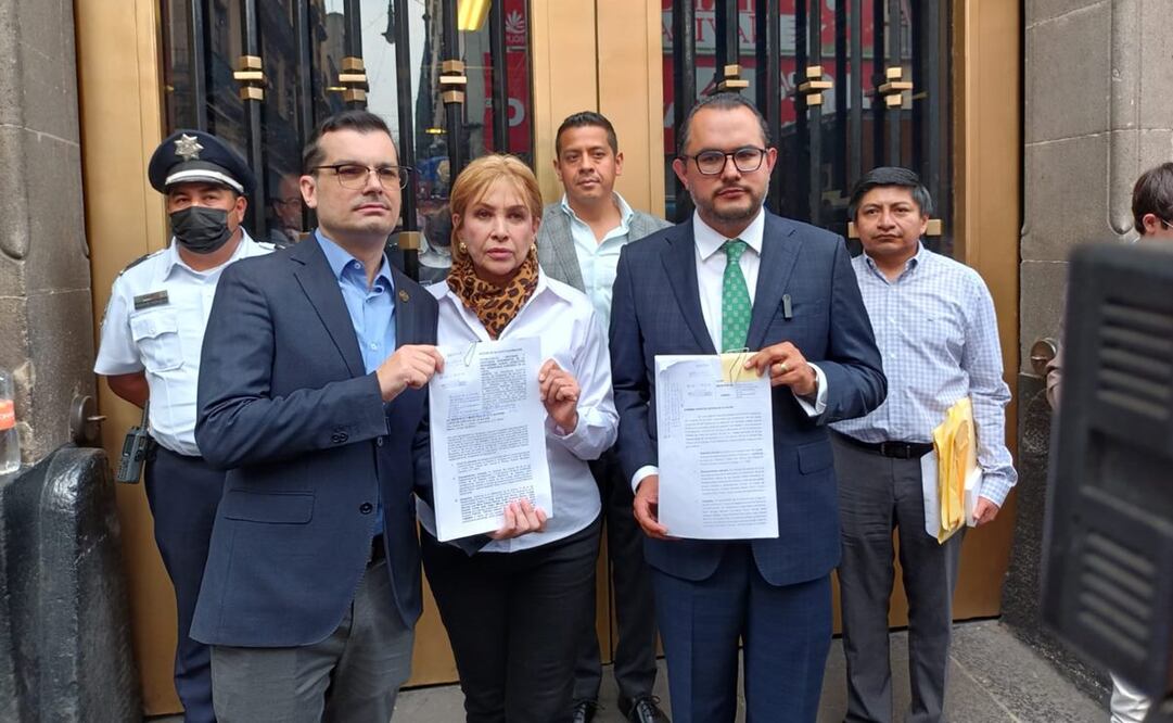 Jorge Triana, Gabriela Sodi y Marco Antonio Mendoza acuden a SCJN a denunciar una presunta violación al proceso legislativo. Foto: Manuel Espino / EL UNIVERSAL
