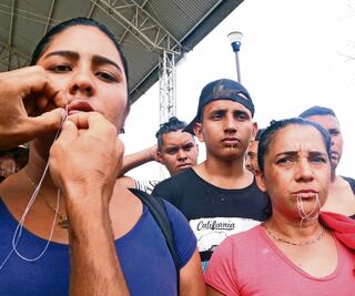 Migrantes se suturan labios; acusan violencia