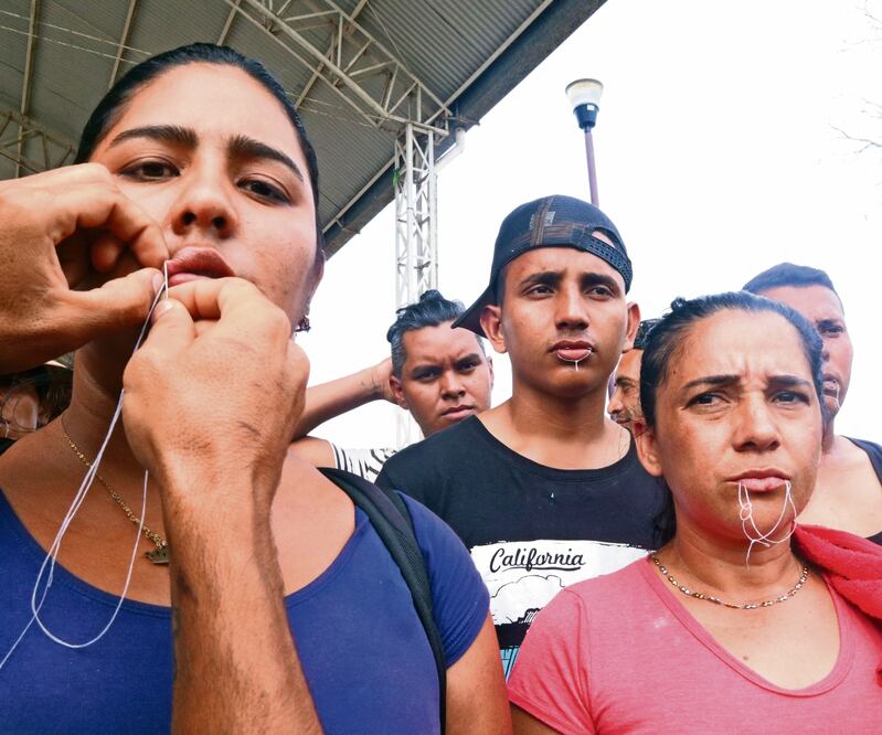 Mujeres y hombres que integran el Viacrucis Migrante se suturan los labios para demandar que cese la violencia contra ellos. Foto: MARÍA DE JESÚS PETERS. EL UNIVERSAL