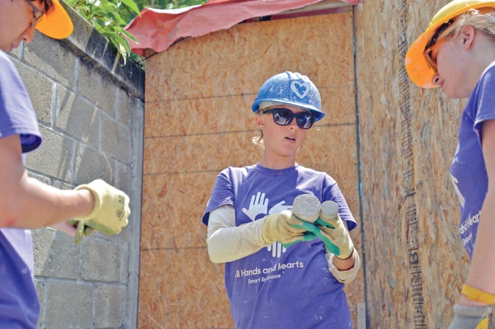 Olivia (centro), originaria de Francia, comenta que ser útil a las personas afectadas por el sismo la hace sentir plena y contenta, porque contribuye a que los niños tengan un lugar donde aprender. (TONY RIVERA. EL UNIVERSAL)