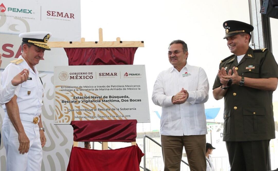 El director general de Pemex, Octavio Romero hizo entrega de una Estación Naval al Secretario de Marina, José Rafael Ojeda Durán (Tomada de Twitter @Pemex)