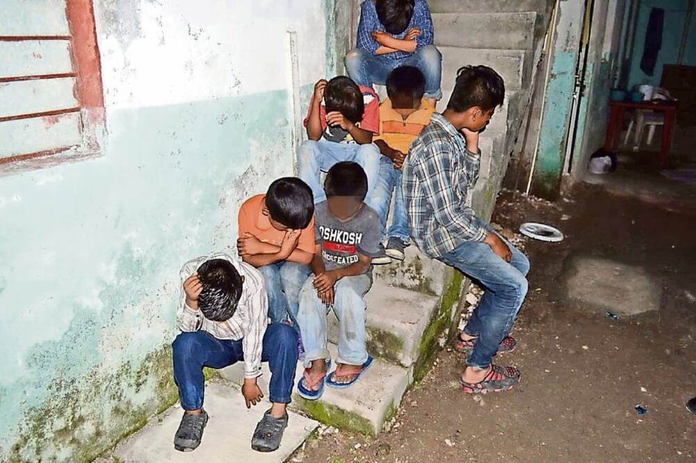 Los menores, originarios de Chiapas, vivían en una vecindad de la colonia Lázaro Cárdenas de Tepic, de donde salían desde las cinco de la mañana para trabajar como payasitos en cruceros de la capital y volvían a las ocho de la noche. (ESPECIAL)