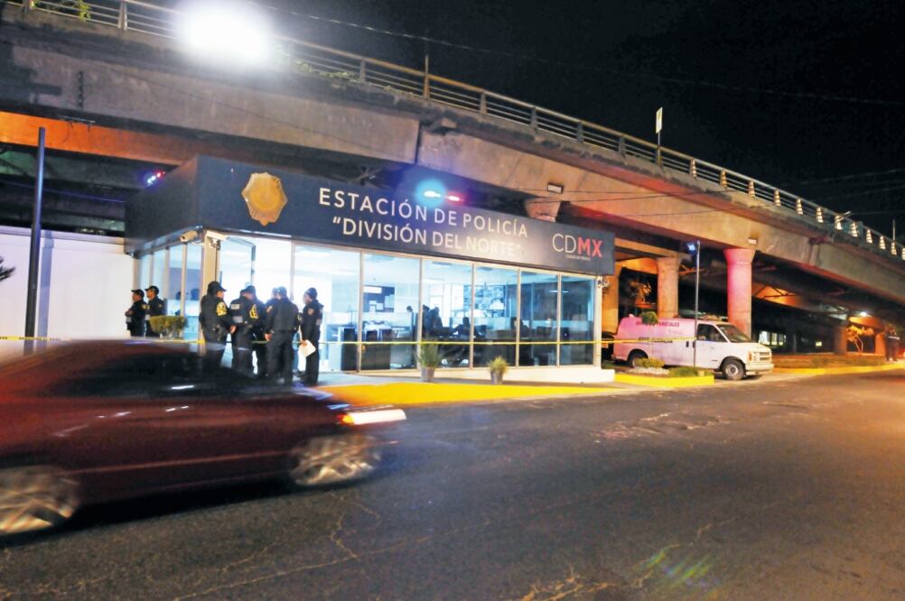 La oficial de cuartel de la estación de policías pidió el apoyo de una ambulancia al percatarse del accidente (ARMANDO MARTÍNEZ. EL UNIVERSAL)