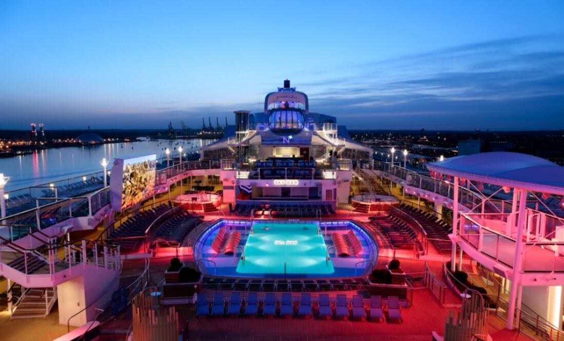 Disfruta de una noche en la piscina de Royal Caribbean. (Foto: Michel Verdure)