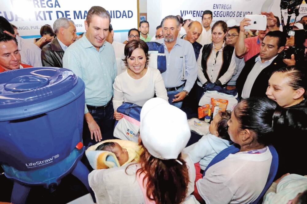 Rafael Moreno Valle, mandatario de Puebla, con Rosario Robles, titular de la Sedatu, entregaron ayer recursos del programa de empleo temporal