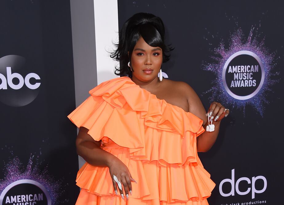 La cantante lució un par de aretes de la diseñadora Georgina Treviño  Foto: AP