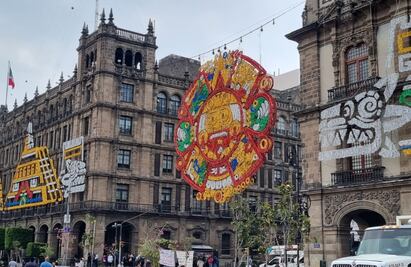 ¡Todo listo para el encendido de las fiestas patrias! Colocan figura del Sol Azteca en Zócalo de CDMX