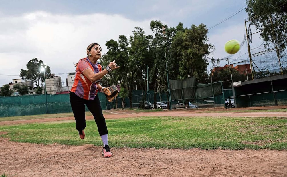 Elsa y Frida, madre e hija, juegan en el equipo Amazonas de la Liga Maya. Frida heredó la bola y el bate de su mamá y
ahora pasa la afición a su hijo Donat, de 12 años. Foto: Gabriel Pano/EL UNIVERSAL