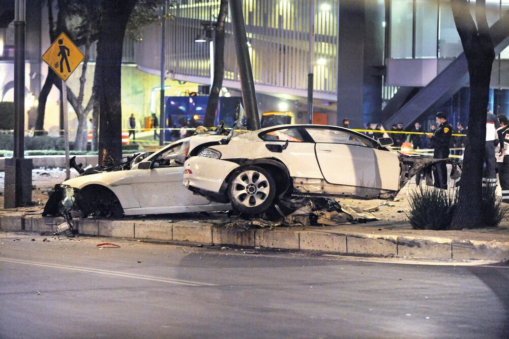 El vehículo se impactó en un poste de alumbrado público ubicado sobre la banqueta central de Paseo de la Reforma frente a la Torre Bancomer / Archivo. EL UNIVERSAL