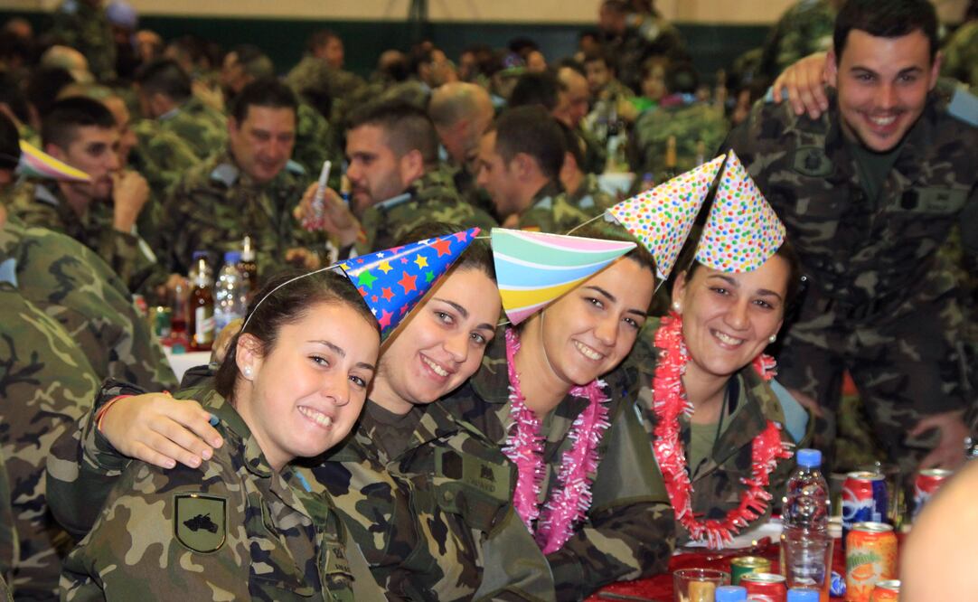 Fotografía del Ministerio de Defensa de militares españoles de la misión UNIFIL durante la celebración del Año Nuevo en la base Miguel de Cervantes de Marjayún (ARCHIVO / EFE)