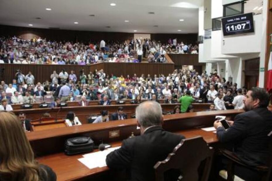 Entre gritos e insultos se instaló la LXIII Legislatura local en Sinaloa