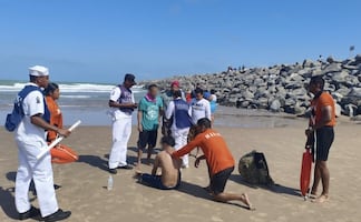 Rescatan a dos personas arrastradas mar adentro en playa de Matamoros; fueron entregados a sus familiares  