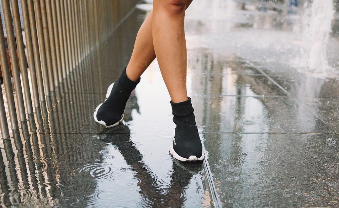 Los zapatos de tejidos y materiales sintéticos son más vulnerables ante la lluvia. Foto: Freepik