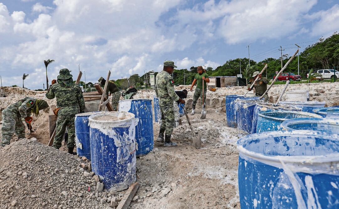 Militares en las obras de reconstrucción del complejo arqueológico Los Monjes, en Ixpujil, Campeche, a finales de julio. Foto: Gabriel Pano / EL UNIVERSAL