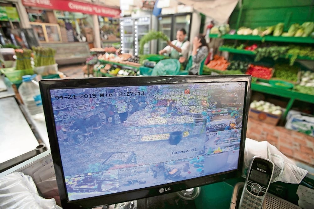 Cerco virtual. Locatarios instalaron 16 aparatos que las 24 horas transmiten imágenes dentro y fuera del mercado para inhibir los delitos / JORGE ALVARADO. EL UNIVERSAL