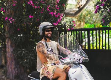 Maluma presume las nuevas botas de Astro Boy, ahora en un color diferente