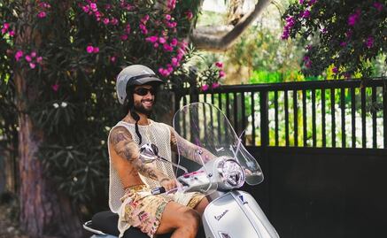 Maluma presume las nuevas botas de Astro Boy, ahora en un color diferente