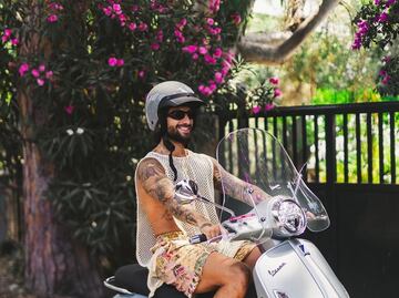 Maluma presume las nuevas botas de Astro Boy, ahora en un color diferente