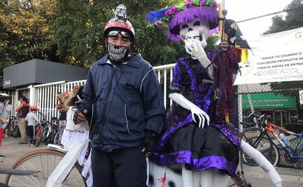 La catrina "ciclista" que pasea por Naucalpan durante Día de Muertos