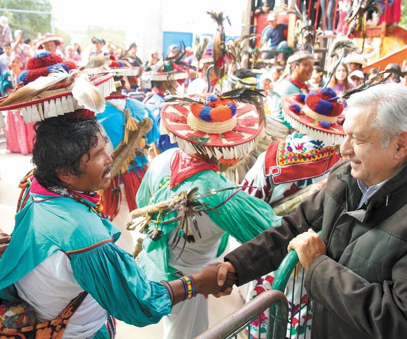 El presidente Andrés Manuel López Obrador recorrió ayer diferentes comunidades indígenas en Jalisco, como Mezquitic, en donde se reunió con indígenas huicholes, a los que prometió apoyos para la agricultura. CORTESÍA PRESIDENCIA