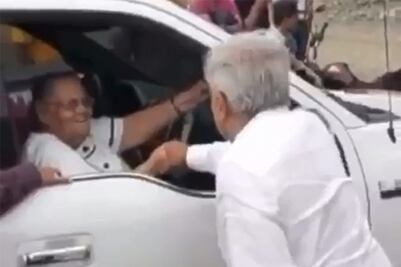 El día que AMLO recibió una carta de la madre de "El Chapo" Guzmán y la saludó en persona