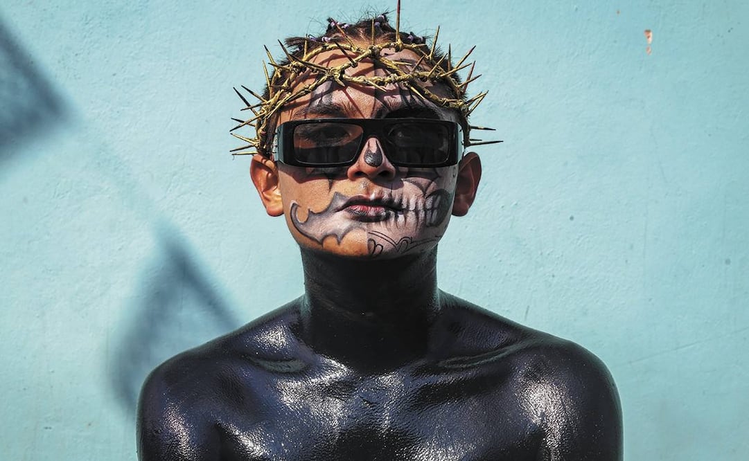 En San Nicolás de los Ranchos, Puebla, cada año los jóvenes se convierten en xinacates, personajes del carnaval local que toman las calles para danzar, ahuyentar a los demonios y pedir prosperidad para el campo. Foto: Luis Camacho / EL UNIVERSAL