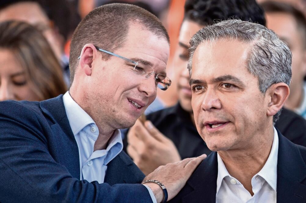 El aspirante presidencial de Por México al Frente (PAN-PRD-MC), Ricardo Anaya Cortés, con el jefe de Gobierno de la Ciudad de México, Miguel Ángel Mancera, tras haberse registrado como primer candidato ante el INE (YADIN XOLALPA. EL UNIVERSAL)