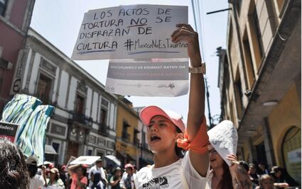 FOTOS: Protestan contra las corridas de toros frente al Congreso de la CDMX