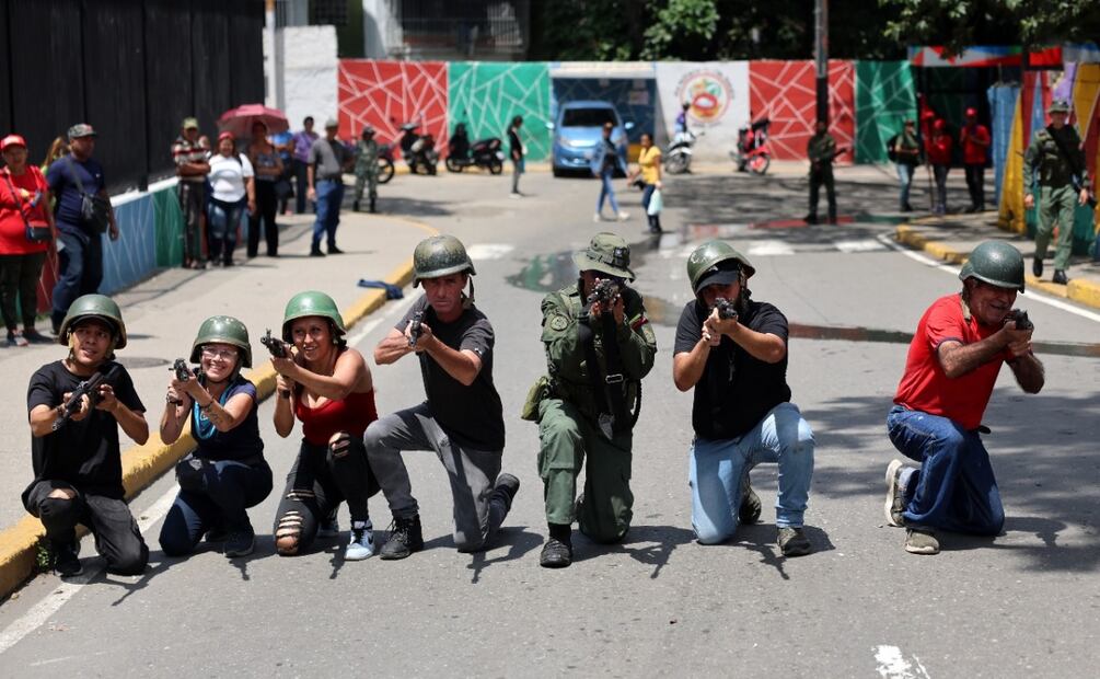 Personas apuntan con armas durante instrucciones militares por parte de la Fuerza Armada Nacional Bolivariana (FANB) de Venezuela (20/09/2025). Foto: Miguel Gutiérrez / EFE