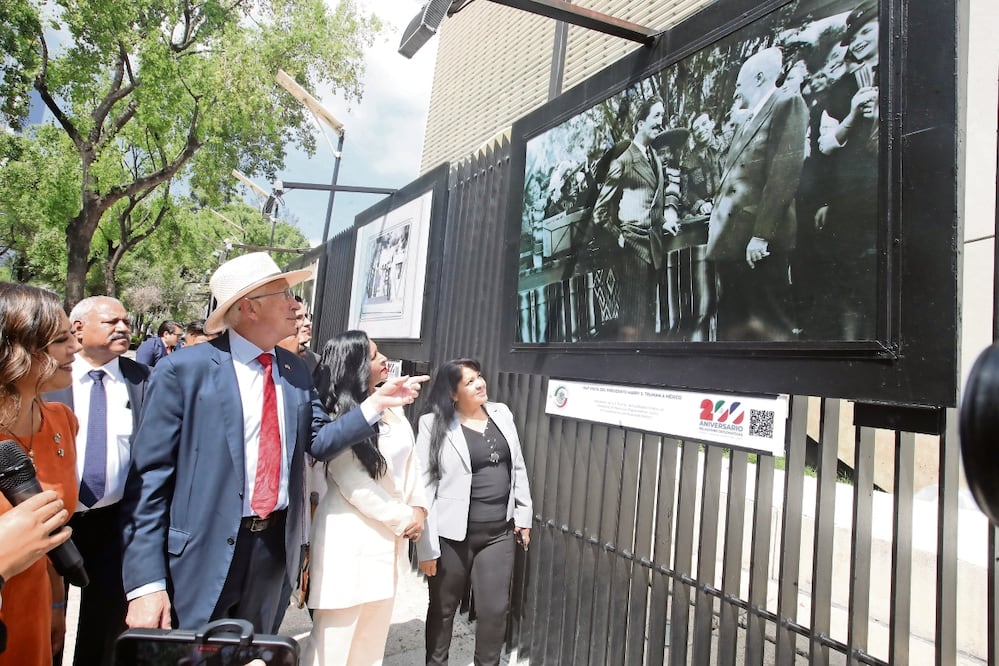 El embajador de Estados Unidos en México, Ken Salazar, y miembros del Senado, durante el corte del listón inaugural de la exposición fotográfica. Foto: Francisco Rodríguez / El Universal