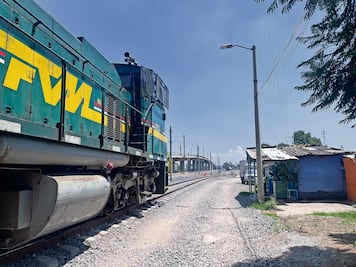 Familias en peligro, viven al lado del tren