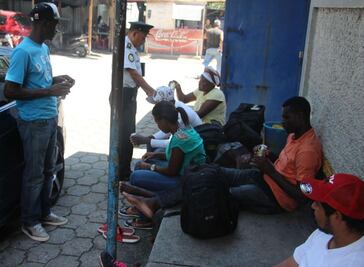 Detienen a dos por transportar a nueve africanos a EU